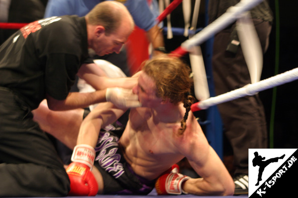 Alex Leugner nach dem KO (Alex Leugner) (K-1 Germany Grand Prix 2005 in Koblenz)