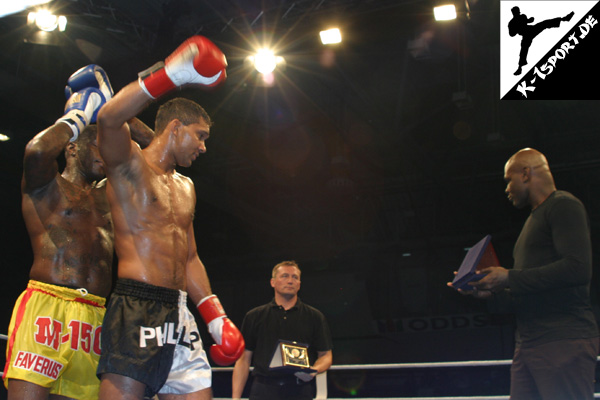 Ernesto Hoost gives the winners medal to James Phillips (Rodney Faverus, James Phillips, Ernesto Hoost) (K-1 Germany Grand Prix 2005 in Koblenz)