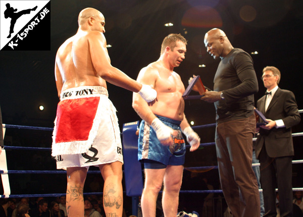 Ernesto Hoost überreicht Gary Turner die Siegermedaille (Tony Gregory, Gary Turner, Ernesto Hoost) (K-1 Germany Grand Prix 2005 in Koblenz)