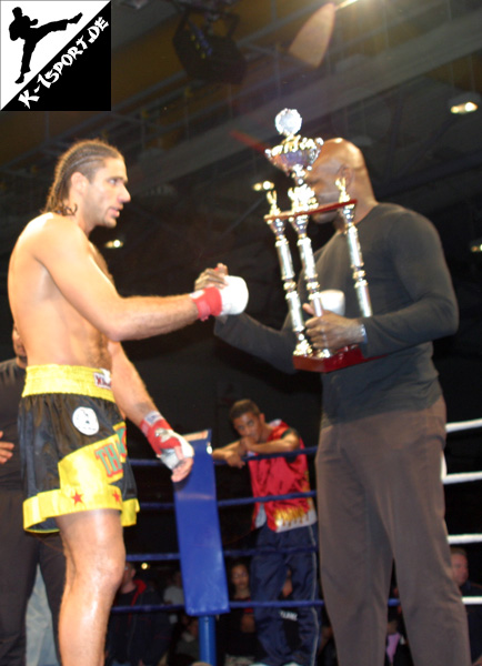 Ernesto Hoost überreicht Vukota Mirkovic den Pokal (Vukota Mirkovic, Ernesto Hoost) (K-1 Germany Grand Prix 2005 in Koblenz)