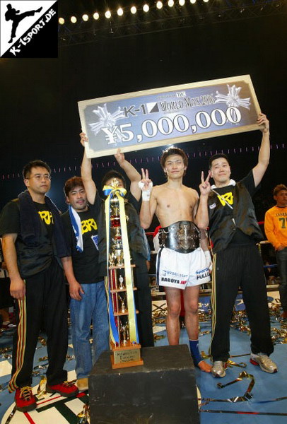 Tournament champion Yoshihiro Sato with his team (Yoshihiro Sato) (K-1 Japan MAX 2006)