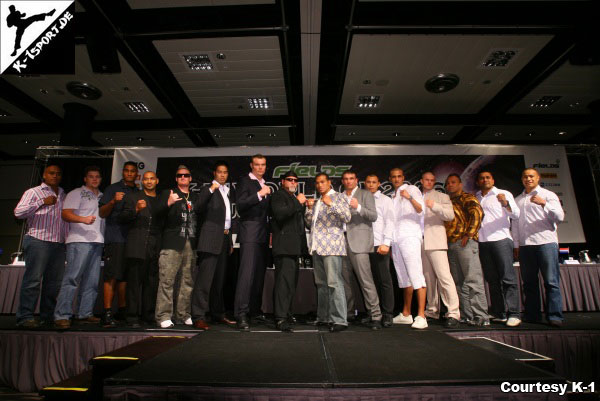 Pressekonferenz (Matt Samoa, Ben Edwards, Paula Mataele, Rony Sefo, Peter Graham, Hiraku Hori, Semmy Schilt, Francois Botha, Ray Sefo, Peter Aerts, Cyril Abidi, Badr Hari, Paul Slowinski, Jason Suttie, Jay Hepi, Sydney Asiata) (K-1 World Grand Prix 2006 in Auckland)