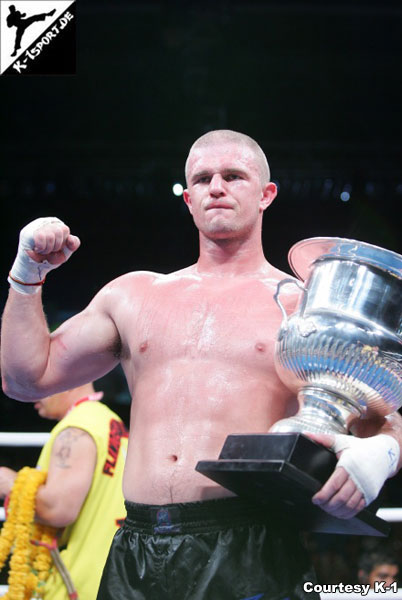 Tournament Champion Paul Slowinski with trophy (Paul Slowinski) (K-1 World Grand Prix 2006 in Auckland)