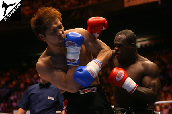  Tatsufumi Tomihira, Melvin Manhoef (K-1 World Grand Prix 2006 in Amsterdam)