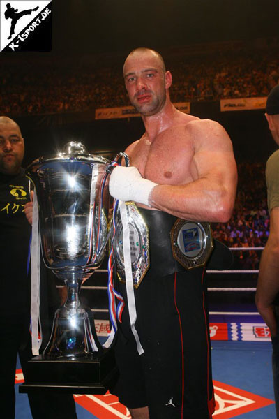 Turniersieger Bjorn Bregy mit Pokal (Bjorn Bregy) (K-1 World Grand Prix 2006 in Amsterdam)