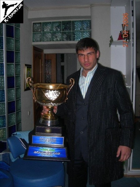 Ruslan Karaev mit seinem Las Vegas Grand Prix Pokal (Ruslan Karaev)