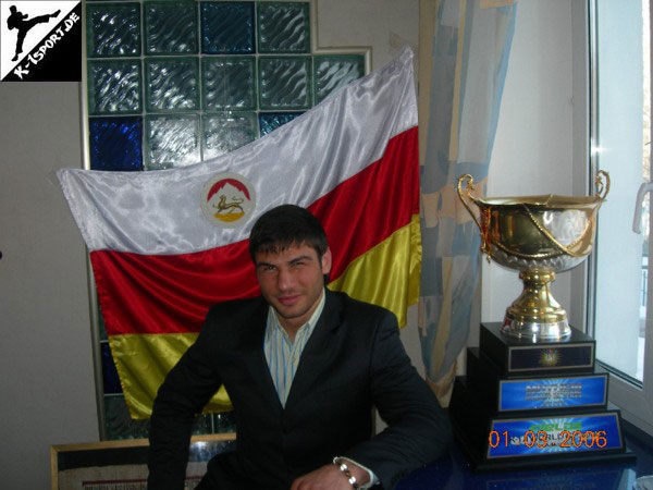 Ruslan Karaev mit seinem Las Vegas Grand Prix Pokal (Ruslan Karaev)