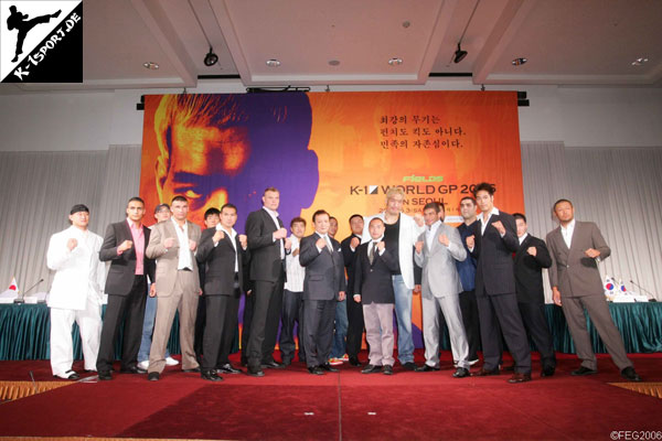 Pressekonferenz (Yusuke Fujimoto, Mourad Bouzidi, Tsuyoshi Nakasako, Peter Aerts, Ray Sefo, Semmy Schilt, Min-Soo Kim, Kyoung Suk Kim, Hong-man Choi, Ruslan Karaev, Mehdi Mirdavoudi, Hiraku Hori, Kai Li, Rikijyo) (K-1 World Grand Prix 2006 in Seoul)