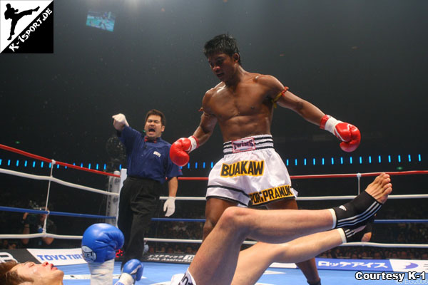  Yoshihiro Sato, Buakaw Por.Pramuk (K-1 World Max 2006 World Tournament Final)