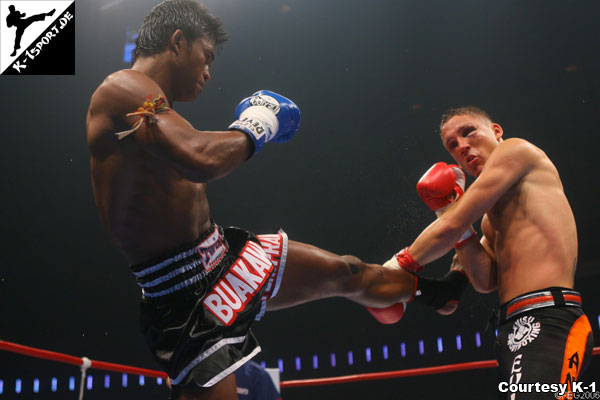 Buakaw winning his second K-1 MAX title against Souwer in 2006