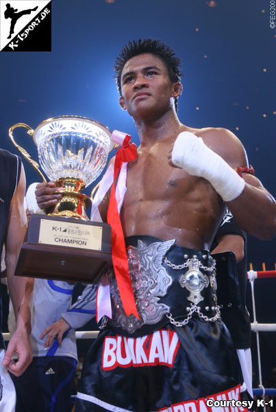 Buakaw mit Pokal (Buakaw Por.Pramuk) (K-1 World Max 2006 World Tournament Final)