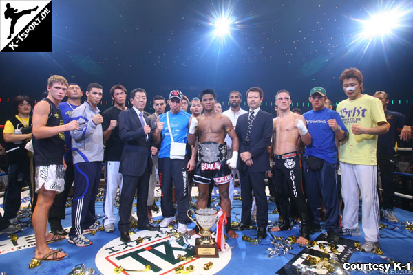 Alle Kämpfer nach dem Turnier (Artur Kyshenko, Virgil Kalakoda, Taishin Kohiruimaki, Kamal El Amrani, Drago, Buakaw Por.Pramuk, Rayen Simson, Andy Souwer, Albert Kraus, Yoshihiro Sato) (K-1 World Max 2006 World Tournament Final)