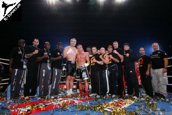 Alle Kämpfer nach dem Turnier (Glaube Feitosa, Jerrel Venetiaan, Ernesto Hoost, Hong-man Choi, Jerome Le Banner, Chalid 'Die Faust', Yusuke Fujimoto, Stefan Leko, Semmy Schilt, Ruslan Karaev) (K-1 World Grand Prix 2006 Final Elimination)