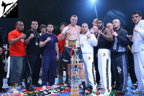 Alle Kämpfer nach dem Turnier (Mighty Mo, Junichi Sawayashiki, Semmy Schilt, Gokhan Saki, Hong-man Choi, Errol Zimmerman, Yusuke Fujimoto, Ruslan Karaev) (K-1 World Grand Prix 2007 in Yokohama)