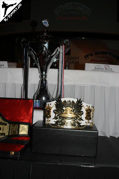 Pressekonferenz, die Trophäen  (K-1 World Grand Prix 2007 in Amsterdam)