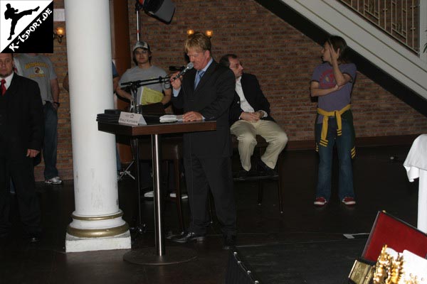 Ronald Wüstenberg führte durch die Pressekonferenz  (K-1 World Grand Prix 2007 in Amsterdam)