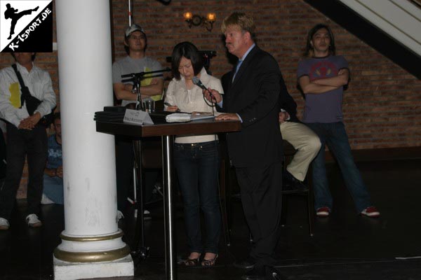 Japanische Dolmetscherin und Ronald Wüstenberg bei der Pressekonferenz  (K-1 World Grand Prix 2007 in Amsterdam)