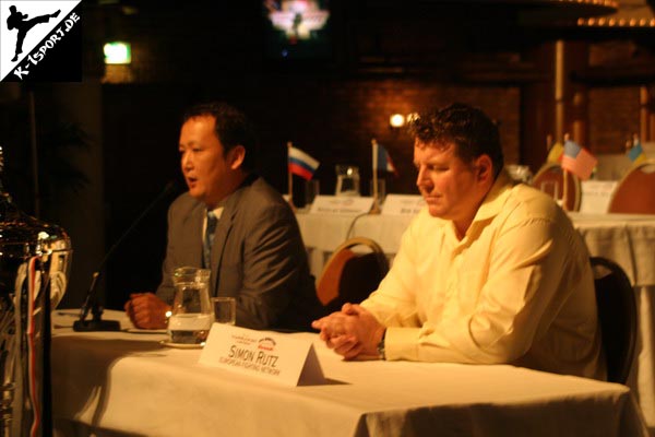 K-1 Veranstaltungsproduzent Sadaharu Tanikawa und It's Showtime Produzent Simon Rutz bei der Pressekonferenz  (K-1 World Grand Prix 2007 in Amsterdam)