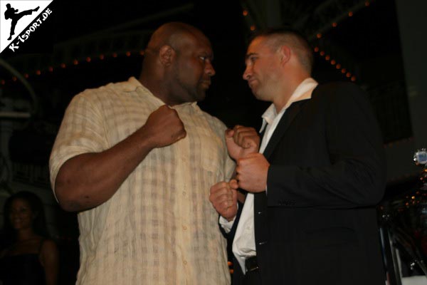 Pressekonferenz (Bob Sapp, Peter Aerts) (K-1 World Grand Prix 2007 in Amsterdam)