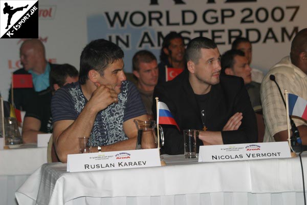 Pressekonferenz (Micheal Knaap, Ruslan Karaev, Paul Slowinski, Hakim Gouram, Nicolas Vermont, Zabit Samedov, Roy Tan) (K-1 World Grand Prix 2007 in Amsterdam)