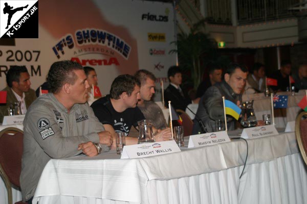 Pressekonferenz (Murat Direkci, Brecht Wallis, Roy Tan, Maksim Neledva, Paul Slowinski, Hiroya, Zabit Samedov) (K-1 World Grand Prix 2007 in Amsterdam)