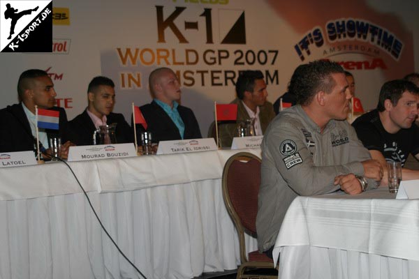 Pressekonferenz (Mourad Bouzidi, Tarik El Idrissi, Micheal Knaap, Murat Direkci, Brecht Wallis, Maksim Neledva) (K-1 World Grand Prix 2007 in Amsterdam)