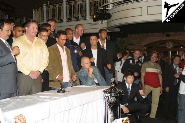 Pressekonferenz (Murat Direkci, Gilbert Yvel, Bjorn Bregy, Joeri Mes, Sahin Yakut, James Phillips, Hiroya) (K-1 World Grand Prix 2007 in Amsterdam)