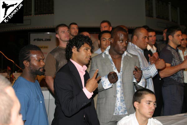 Pressekonferenz (Paul Slowinski, Vincent Latoel, Nicolas Vermont, Pajonsuk, Brecht Wallis, Melvin Manhoef, Roy Tan, Mighty Mo, Peter Aerts, Ruslan Karaev) (K-1 World Grand Prix 2007 in Amsterdam)