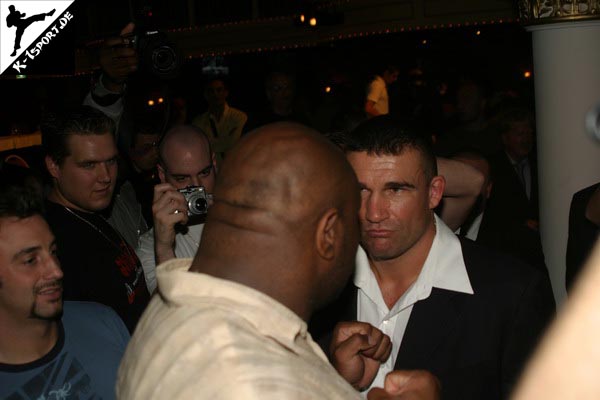 Pressekonferenz (Nick Pettas, Bob Sapp, Peter Aerts) (K-1 World Grand Prix 2007 in Amsterdam)