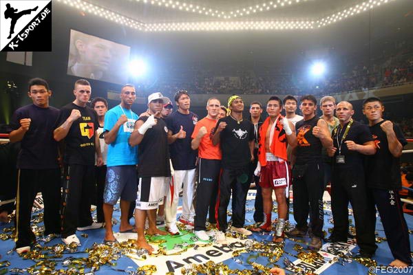 All Fighters after the tournament (Nonthanun Por. Pramuk, Nieky Holtzken, Tatsuji, Farid Villaume, J.Z. Calvan, Drago, Taishin Kohiruimaki, Andy Souwer, Buakaw Por.Pramuk, Virgil Kalakoda, Masato, Yoshihiro Sato, Albert Kraus, Nieky Holtzken, Mike Zambidis, Yuji Nashiro) (K-1 World Max 2007 World Tournament Open)