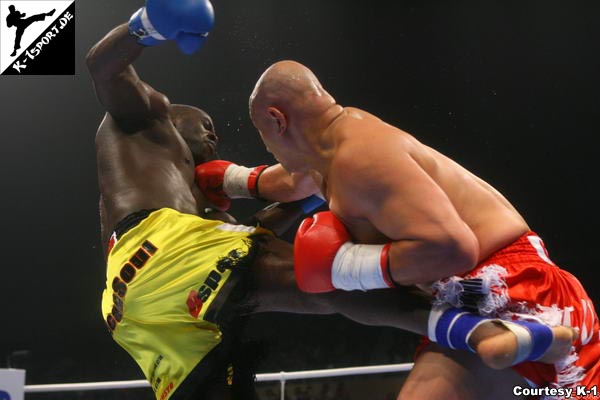  Bobby Ologun, Yusuke Fujimoto (K-1 World Grand Prix 2006 in Sapporo)