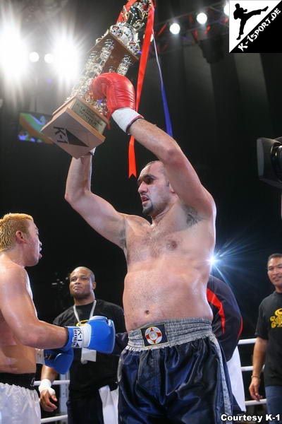 Glaube Feitosa with trophy (Musashi, Mauricio Da Silva, Glaube Feitosa, Ray Sefo) (K-1 World Grand Prix 2006 in Sapporo)