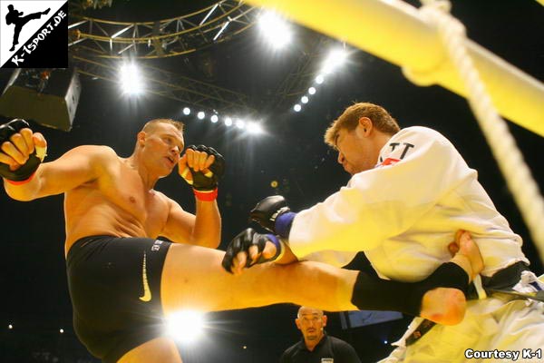 Semmy Schilt in einem MMA-Kampf gegen Min Soo Kim