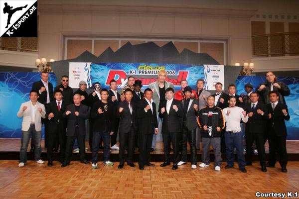 Pressekonferenz (Katsuhiko Nagata, Semmy Schilt, Hideo Tokoro, Badr Hari, Istvan Majoros, Ken Kaneko, Tokimitsu Ishizawa, Genki Sudo, Musashi, Masato, Akebono, Bobby Ologun, Yoshihiro Akiyama, Hong-man Choi, Kazushi Sakuraba, Peter Graham, Satoru Suzuki, Randy Kim, Norifumi 'Kid' Yamamoto, Nick Pettas, Jackson Page, Taiei Kin, Andy Ologun, Royler Gracie, Giant Silva, Shuichiro Katsumara) (K-1 Premium 2006 Dynamite!!)