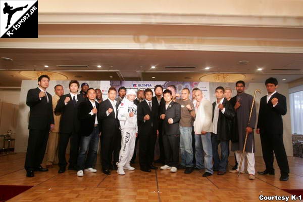 Pressekonferenz (Yoshihisa Yamamoto, Mighty Mo, Bernard Ackah, Hiroyuki Takaya, Melvin Manhoef, Kazuyuki Miyata, Caol Uno, Gary Goodridge, Hideo Tokoro, Kazuya Yasuhiro, Jan 'The Giant' Nortje, Andre Dida, Min-Soo Kim, Ali Ibrahim, Vitor Ribeiro, Hyun-Pyo Shin, Black Mamba, Katsuyori Shibata) (Olympia Hero's 2007 in Nagoya)