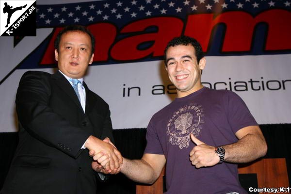 Sadaharu Tanikawa stellt Marcelo Garcia auf der Pressekonferenz vor (Marcelo Garcia) (K-1 Dynamite USA 2007)