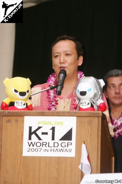 Sadaharu Tanikawa auf der Pressekonferenz, dahinter Bruce Buffer  (K-1 World Grand Prix 2007 in Hawaii)