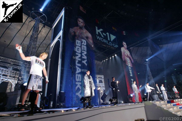 Eröffnungszeremonie (Hong-man Choi, Glaube Feitosa, Remy Bonjasky, Junichi Sawayashiki, Peter Aerts, Badr Hari, Semmy Schilt, Jerome Le Banner) (K-1 WORLD GRAND PRIX 2007 FINAL)