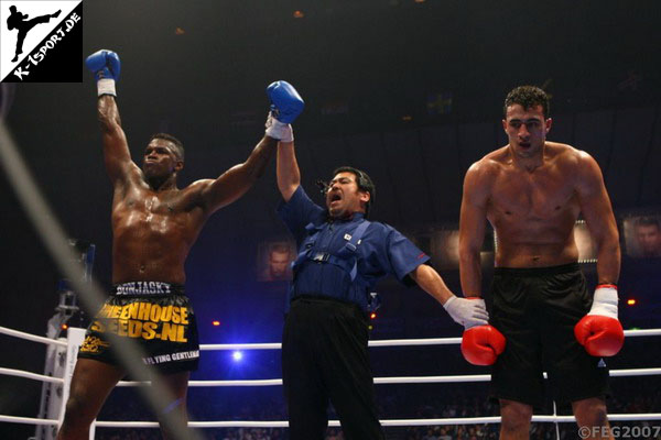 Badr Hari nach seiner Niederlage gegen Remy Bonjasky (2007)