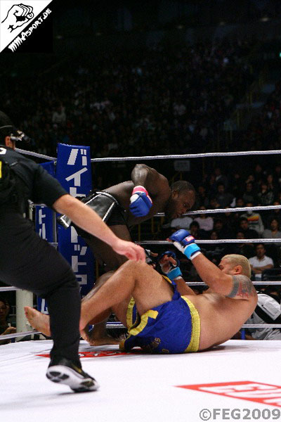 Melvin Manhoef vs. Mark Hunt, Dynamite 2008