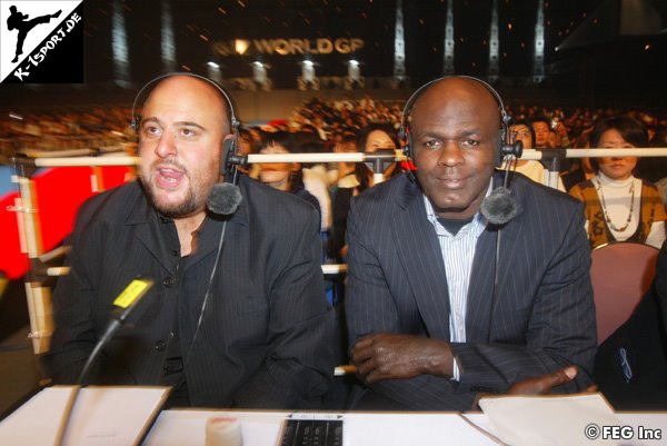 Michael Schiavello (l.) und Ernesto Hoost (r.) kommentieren das K-1 WGP Final 2007 in Yokohama