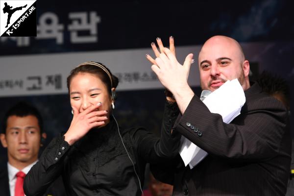 Su Jeon Lim and Michael Schiavello, Press Conference (Su Jeong Lim) (K-1 World Grand Prix 2009 Final Elimination)